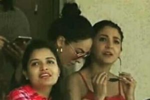 కోహ్లీ, రోహిత్ భార్యలు స్టేడియంలో మెరిశారు