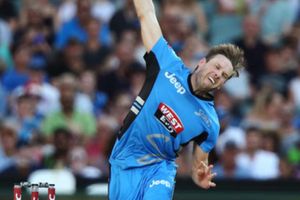 ఇద్దరు క్యాచ్ పట్టి బ్రావో వికెట్ పడగొట్టారు (వీడియో)