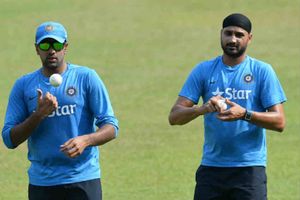 ఐపీఎల్ వేలం 2018: అశ్విన్ అటు, భజ్జీ ఇటు... ట్విట్టర్‌లో జోకులు