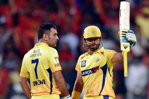 చెన్నైకే ధోని, రైనా: జడేజా డౌటే, ఎవరా మూడో ప్లేయర్?