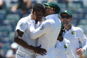 పిచ్‌లో ముద్దులతో గెలుపు సంబరాలు