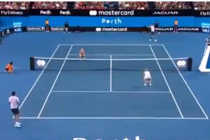 టెన్నిస్: ఆళ్లు మగాళ్లురా బుజ్జీ.. (వీడియో)