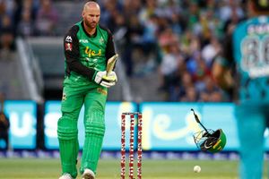 తృటిలో ప్రాణపాయం నుంచి తప్పించుకున్నాడు: హెల్మెట్‌ను బలంగా తాకిన బంతి