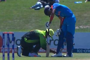 వెల్లివిరిసిన క్రీడాస్ఫూర్తి, భారత బ్యాట్స్‌మన్ షూ లేస్ కట్టిన పాక్ ఫీల్డర్