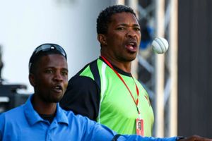 జింబాబ్వే బౌలింగ్ కోచ్‌ పదవికి మకాయి ఎన్తీని రాజీనామా