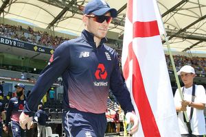 పాంటింగ్ రికార్డు దాటేసిన మోర్గాన్, ఆసీస్ విజయ లక్ష్యం 303