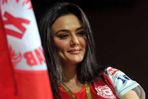 ఐపీఎల్: వేలంలో నవ్వులు పూయిస్తున్న సొట్ట బుగ్గల సుందరి ప్రీతి జింటా