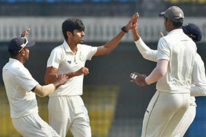 ఇంత దారుణమా!: బ్యాట్స్‌మన్ కుప్పకూలినా పట్టించుకోని ప్లేయర్స్ (వీడియో)