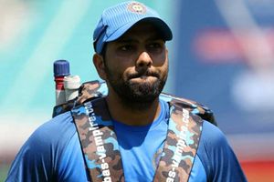 'పేసర్లను ఎదుర్కొవాలంటే రోహిత్‌ శర్మ ఒళ్లంతా ప్యాడ్స్‌ పెట్టుకోవాలి'