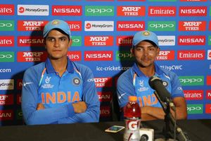 మైదానం బయట శుభమాన్ గిల్ భలే చిలిపిపనులు చేస్తాడు