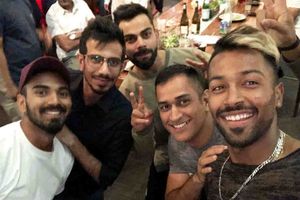 కోహ్లీసేన పార్టీలో ధోని: ట్విట్టర్‌లో ఫోటో పెట్టిన పాండ్యా