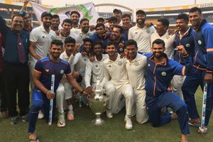 చరిత్ర సృష్టించిన విదర్భ: తొలిసారి రంజీ ట్రోఫీ కైవసం