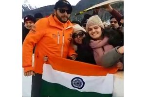 భారత జెండాకు అఫ్రిది గౌరవం: ఫిదా అయిన అభిమానులు (వీడియో)