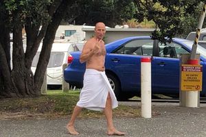 నడిరోడ్డుపై టవల్‌తో తిరుగుతున్న మాజీ కెప్టెన్: వైరల్ ఫొటో