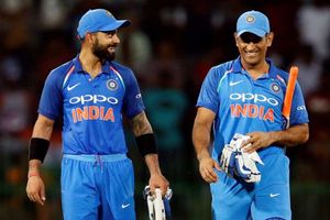 కోహ్లీ భయపడకు... ధోనిని టాపార్డర్‌లో బ్యాటింగ్‌కు దించు