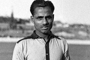 భారత హాకీ పితామహుడు ధ్యాన్ చంద్ కూడా క్యూలో నిలబడి టికెట్ కొన్నాడు