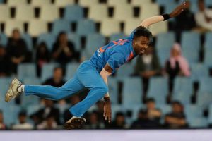 'చెప్పుకోవడానికే పాండ్యా ఆల్ రౌండర్, ఒక్క సెంచరీ కూడా చేయలేదు'