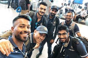 సెల్ఫీలు దిగడానికా.. మ్యాచ్‌లు ఆడటానికా: పాండ్యాపై నెటిజన్ల చురకలు