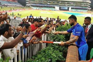 సఫారీ గడ్డపై తొలి సెంచరీ: ఫ్యాన్స్‌కు ఆటోగ్రాఫ్‌లిస్తూ కోహ్లీ సందడి