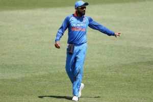 తొలి వన్డేలో కోహ్లీకి గాయం?: కళ్లుచెదిరే ఫీల్డింగ్‌తో అద్భుత క్యాచ్