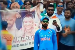 స్టేడియంలో కోహ్లీకి షాదీ ముబారక్ తెలిపిన అభిమానులు