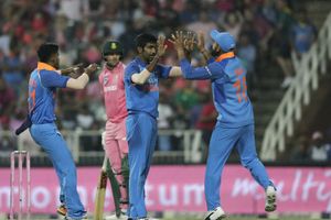 నాలుగో వన్డే మ్యాచ్ హైలెట్స్: గాల్లో నిల్చొని క్యాచ్ అందుకున్న మార్‌క్రమ్