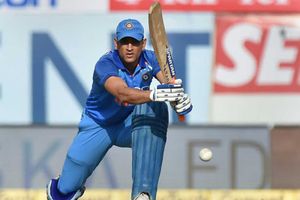 సఫారీ పర్యటనలో ధోని ముంగిట రెండు మైలురాళ్లు