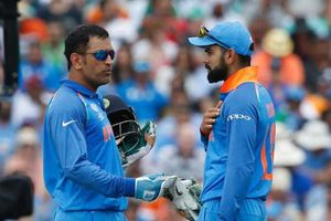 ఆటగాళ్లకు మైక్‌లో ధోనీ చెబుతున్న సలహాలు(వీడియో)