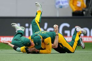 సీనియర్లు లేరు, ఉన్నవాళ్లదేమో చెత్త ఫీల్డింగ్: గిబ్సన్