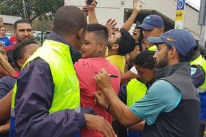 ఫ్యాన్స్‌తో సరదాగా గడిపిన రహానే, రవిశాస్త్రి: సెల్ఫీలు, ఫోటోలకు ఫోజులు