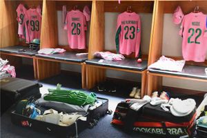 సఫారీ డ్రెస్ ఎందుకు మార్చింది..? పింక్ లో ఇప్పటి వరకూ ఓడిపోలేదని..