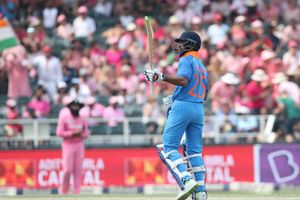 వాతావరణ మార్పులే భారత్‌ను ఓడించాయా..? ధావన్ సెంచరీ, కోహ్లీ హాఫ్