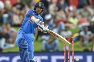 ధావన్ తడబడే రనౌట్ అయ్యాడు..అవుతున్నాడు