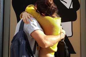 పబ్లిక్‌గా..: అనుష్క-కోహ్లీ ఓ రొమాంటిక్ ఫోజు, తానే సోషల్ మీడియాలో