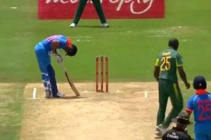 కోహ్లీని కవ్వించి సిక్సు బాదించుకున్న రబాడ (వీడియో)