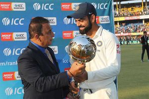 సన్నీ చేతుల మీదగా కోహ్లీ చేతికి టెస్టు ఛాంపియన్‌షిప్ గద