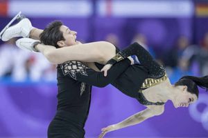 వింటర్ ఒలింపిక్స్: అంతటి చలిలోనూ వేడి పుట్టించిన రొమాంటిక్ జంట (వీడియో)