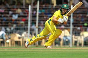 బౌలర్లు విఫలం, బోల్టన్ సెంచరీ: తొలి వన్డేలో భారత్ ఓటమి