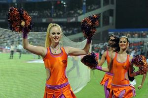 ఐపీఎల్: జట్ల వారీగా ఛీర్ గర్ల్స్ జీతాలు, ఫొటోకు ఫోజివ్వాలన్నా డబ్బులే