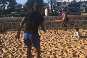 మెల్‌బోర్న్ బీచ్‌లో భార్య కోసం బౌలర్‌గా మారిన ధావన్ (వీడియో)