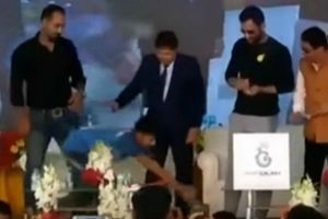 కాళ్లు పట్టుకుని వదల్లేని అభిమానిని గుండెకు హత్తుకున్న ధోనీ