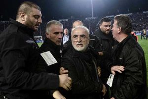 గన్నుతో బెదిరించి పాయింట్ సొంతం చేసుకున్న ఫుట్‌బాల్ జట్టు