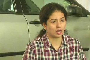 షమీ భార్య ఓవరాక్షన్: కెమెరా పగలగొట్టి.. చేతికి గాయం చేసి..