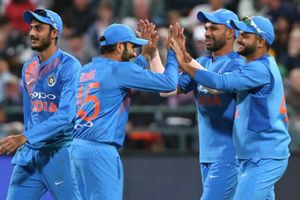 లంకలో సోషల్ మీడియాపై నిషేధం: భారత ఆటగాళ్లకు తప్పని తిప్పలు