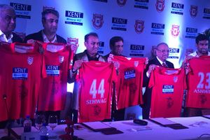 యువీ, గేల్ కొన్ని మ్యాచ్‌లు గెలిపిస్తే టైటిల్ మాదే: టీమ్ జెర్సీ ఆవిష్కరణలో సెహ్వాగ్