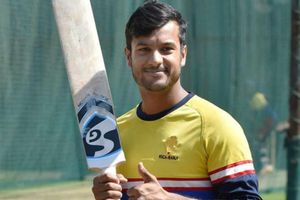 'సెహ్వాగ్‌తో పోల్చకండి, అతనో ఓ దిగ్గజ ఆటగాడు'