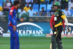 ఆటను ఆపేసి ఒకరినొకరు తిట్టుకుంటున్న పాకిస్థాన్ ఆటగాళ్లు, వైరల్ వీడియో