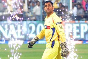 ధోనీ.. అంతా తన వాళ్లనే చెన్నై జట్టులోకి చేరుస్తున్నాడా..? ఇప్పుడు ఫీల్డింగ్ కోచ్‌ కూడా..