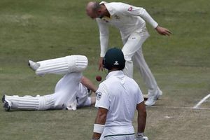 క్రీడాస్ఫూర్తి మరిచిన లయాన్: బంతి విసిరి సహచర ఆటగాళ్లతో ఎంజాయ్