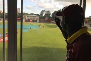 సిక్స్‌తో ప్రెస్‌‌బాక్స్ అద్దం పగులగొట్టాడు (వీడియో)